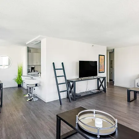 3Br Exquisite Lake View Loft W/ Parking In Building